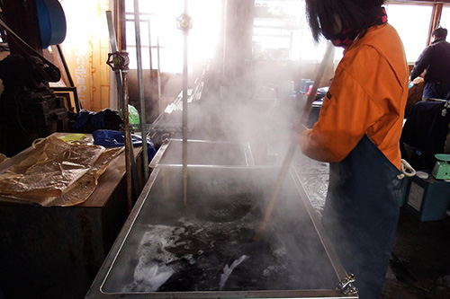 【神社幟】生地を洗う